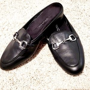 Vionic Black size 8 slip on, flat mules. Excellent condition. Wore once.